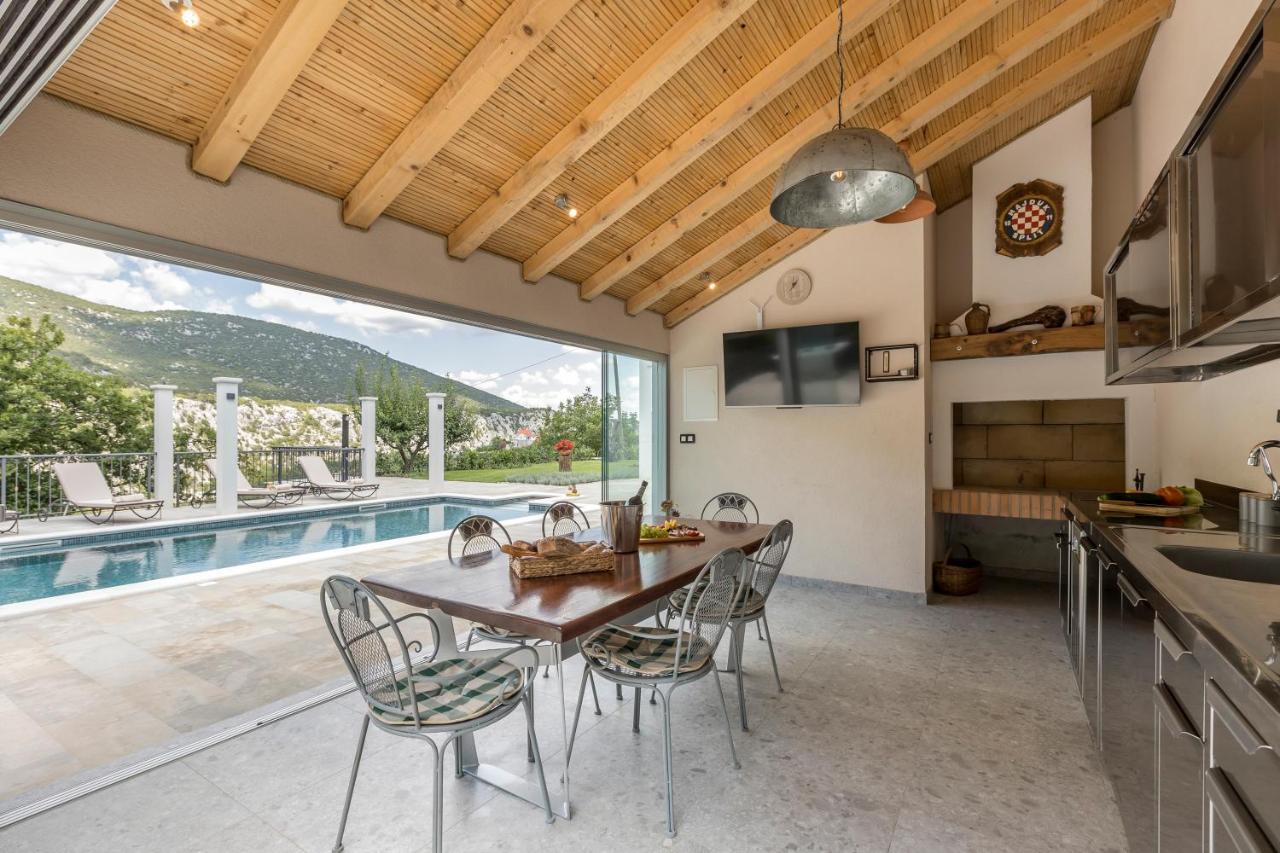 Villa Grey Stone Gata Екстериор снимка