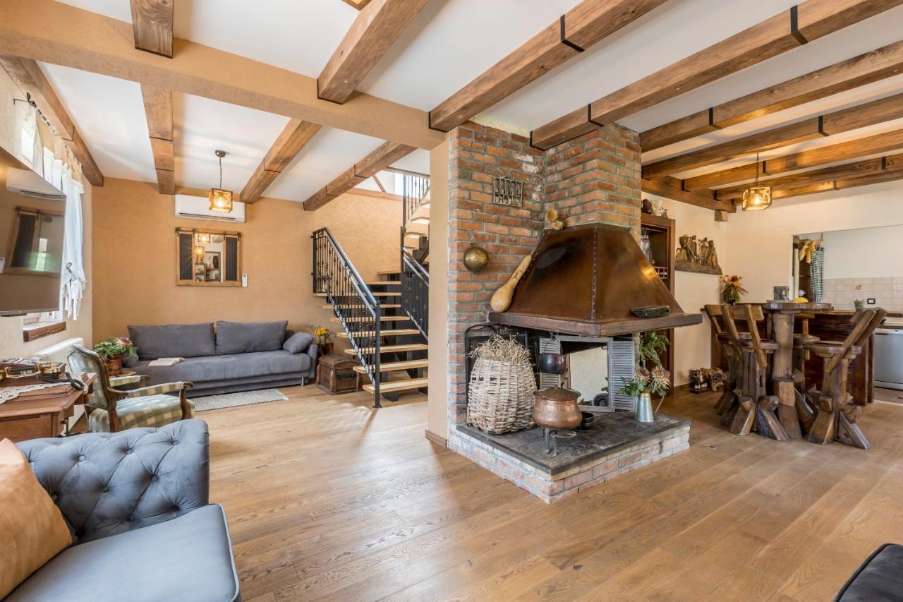 Villa Grey Stone Gata Екстериор снимка