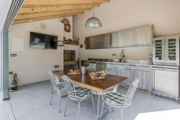 Villa Grey Stone Gata Екстериор снимка