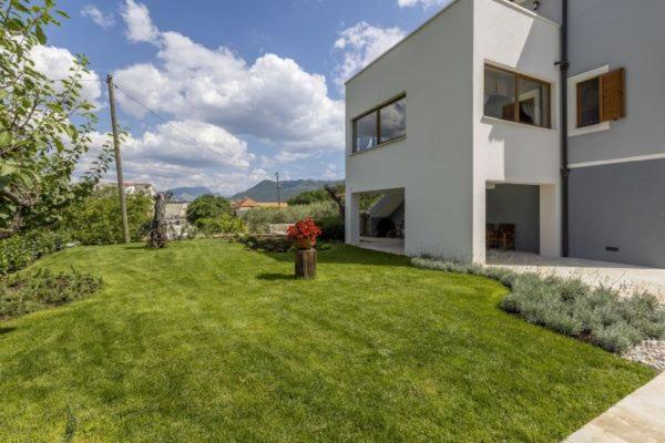 Villa Grey Stone Gata Екстериор снимка
