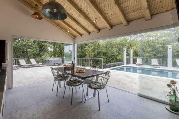 Villa Grey Stone Gata Екстериор снимка